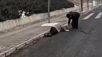 遇大叔摔倒难起身，外卖小哥询问后帮忙扶起