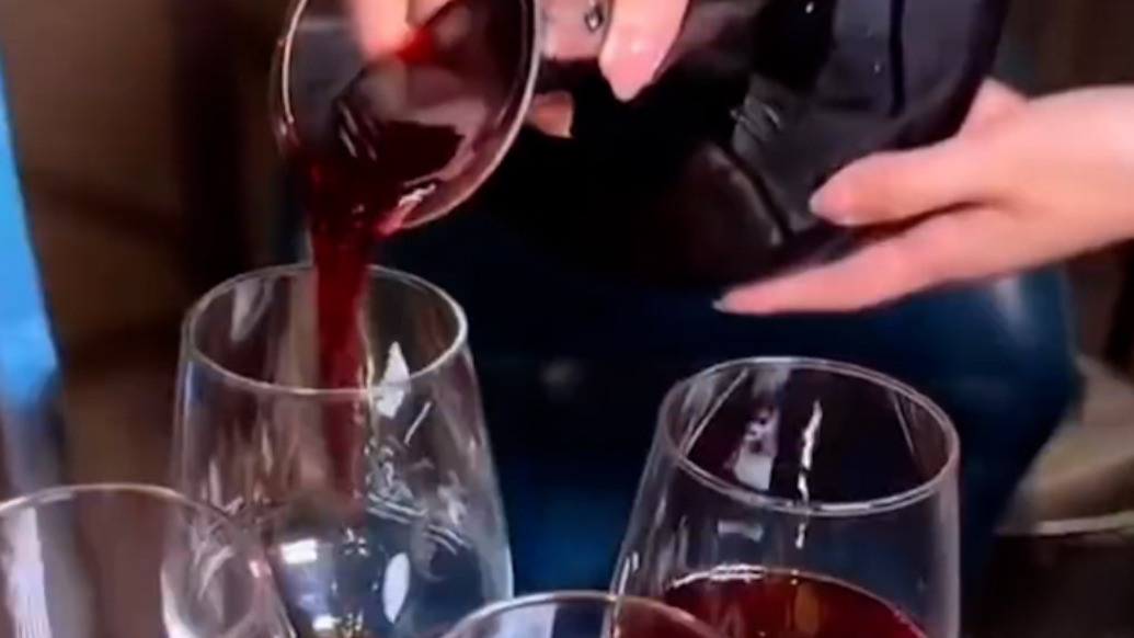 新員工年會(huì)被領(lǐng)導(dǎo)和同事輪番勸酒，猛灌一整瓶紅酒后口吐鮮血