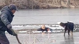 零下的冰湖滚烫的人心，老人坠入冰窟险象环生，警民接力拉回一条命