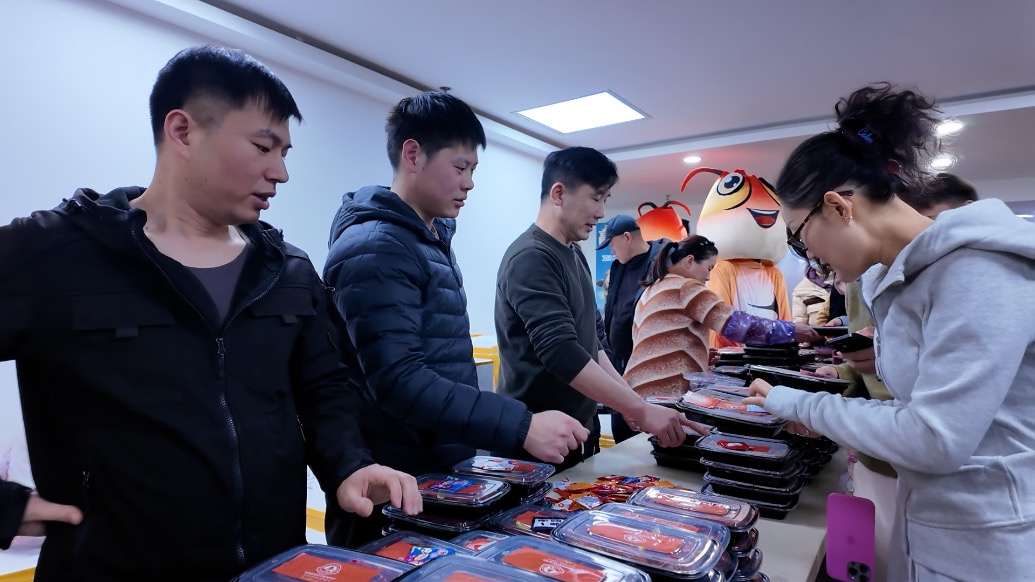 潜江龙虾走进上海推介,免费发放“冬虾”