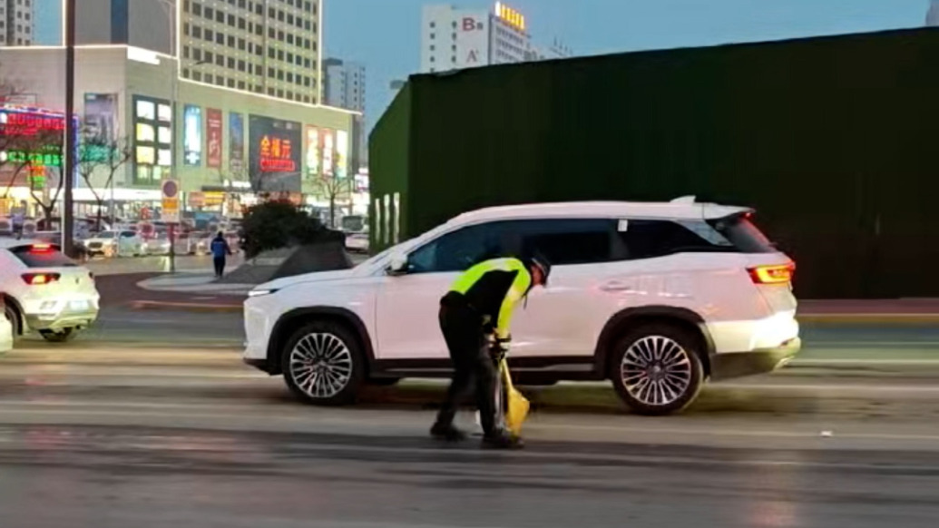 晚高峰清理馬路中央玻璃碴,鐵騎隊(duì)員:這也是我們該干的事兒