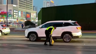 晚高峰清理馬路中央玻璃碴，鐵騎隊(duì)員：這也是我們該干的事兒