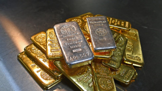 國(guó)內(nèi)商品期貨大面積走弱，滬銀、鈀、鉑等十余個(gè)品種收盤跌停