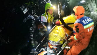 驢友腿部骨折被困大峽谷，湖北大冶消防鏖戰(zhàn)13小時(shí)救出