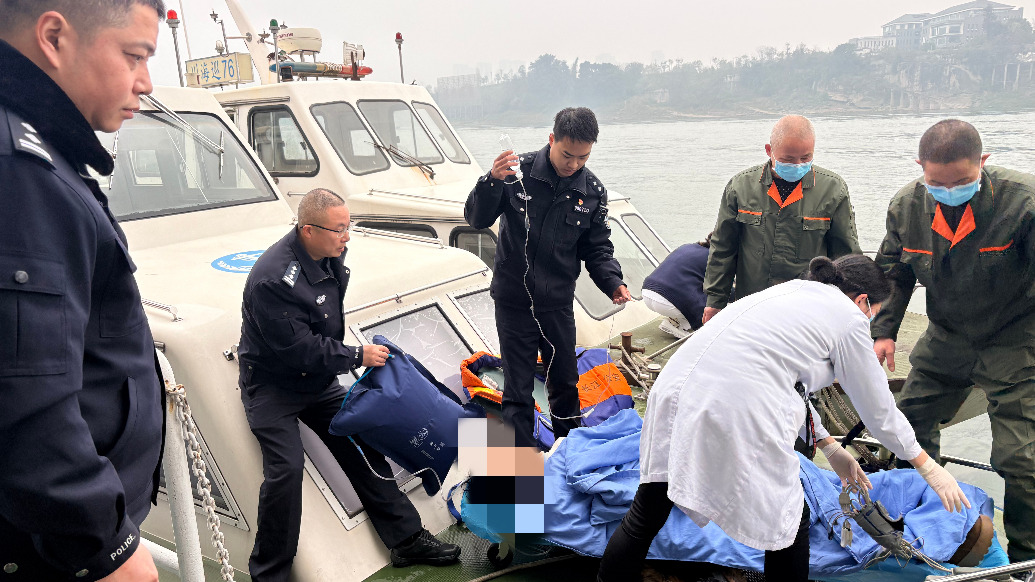 寒江急流，民警從長(zhǎng)江中救起落水女子