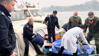 寒江急流，民警從長江中救起落水女子