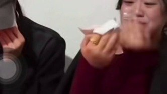 一份珍贵的心意：她拿出攒了许久的一万元，给即将出嫁的姐姐作嫁妆