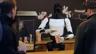 把產(chǎn)能讓給人形機(jī)器人：特斯拉從賣車轉(zhuǎn)向賣智能體服務(wù)