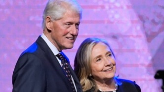 克林頓夫婦同意就愛(ài)潑斯坦案赴美眾議院作證