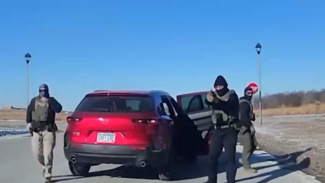 明州频发暴力执法事件，联邦蒙面执法人员持枪逼停一女子车辆