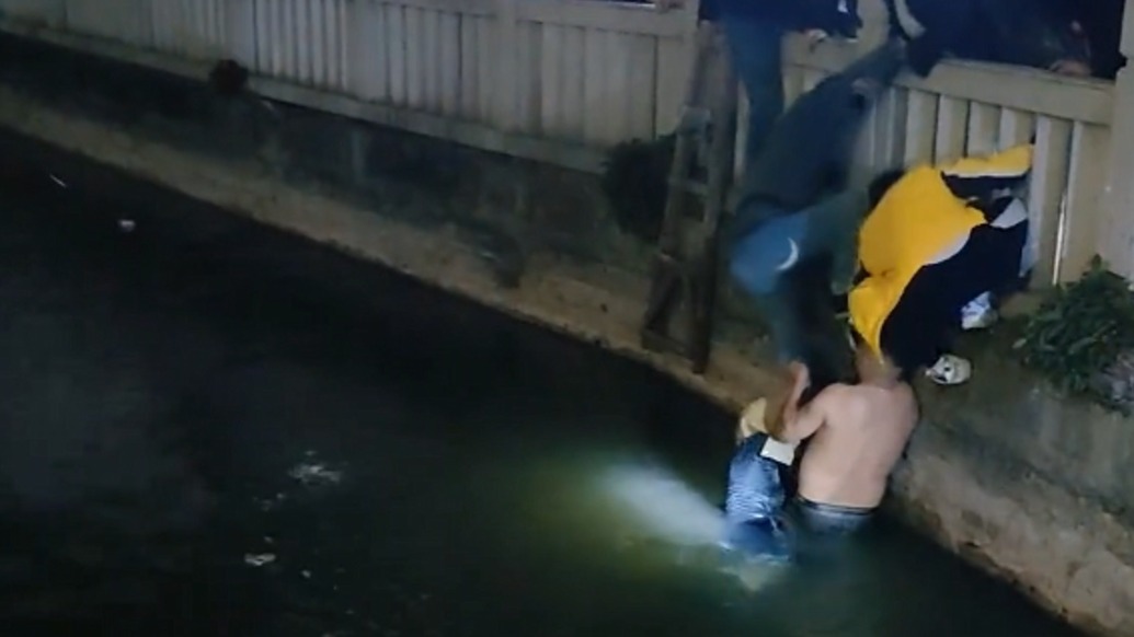 女子深夜跳魚塘輕生，多名路人合力拽上岸