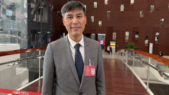 兩會(huì)對(duì)話｜上海外國(guó)語(yǔ)大學(xué)校長(zhǎng)孟鐘捷：AI時(shí)代文科大有可為，吸引青年人才要打破“藩籬”