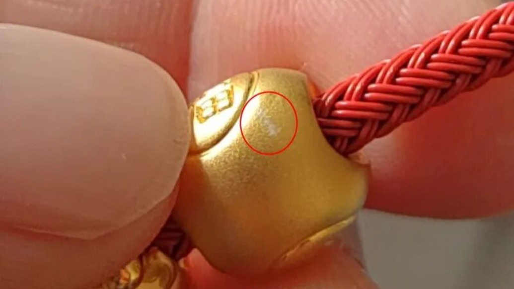 消费者称周生生足金挂坠检出铁银钯，市监局：私下单独检测难保准确，建议送专业机构鉴定