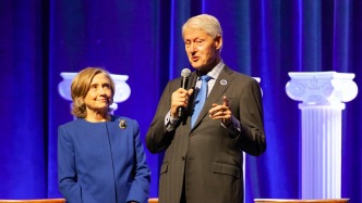 釋新聞｜克林頓夫婦突然妥協(xié)就愛(ài)潑斯坦案作證，形勢(shì)比人強(qiáng)？