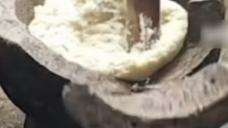 贵州大学生放假回家打糍粑，不慎把祖传粑槽打坏