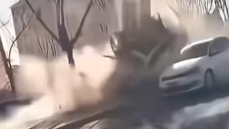 鄂尔多斯：一轿车失控撞上灯杆及树木，司机经抢救无效死亡