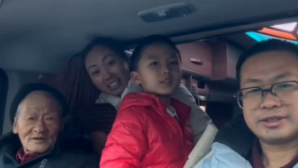 “去感受南方的年味”！一家四口一輛車，85歲內(nèi)蒙古老人第一次跨越大半個中國之旅