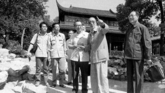 《與誰同坐》：十位在長途上行進的先生