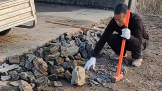 回家丨村民自發(fā)拉磚頭、土塊墊平村口路：方便鄉(xiāng)鄰回來(lái)過(guò)年