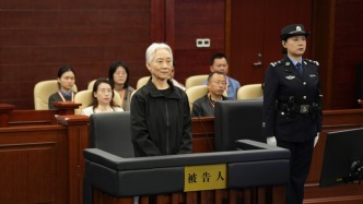 十四屆全國(guó)政協(xié)人口資源環(huán)境委員會(huì)原副主任李微微一審被判無期