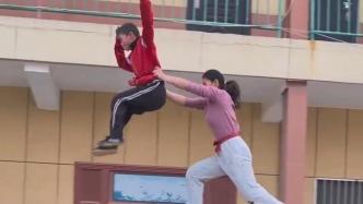 梅花樁上顯身手！習(xí)武姐弟練舞獅配合超默契