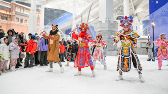 魔都眼｜在上海過年：八駿圖冰雕、外籍演員英歌舞，年味已濃