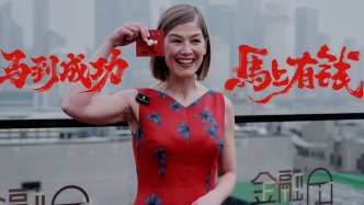 英國(guó)影后裴淳華給上海市民拜年啦