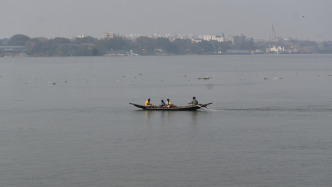 印度德里地區(qū)爆發(fā)供水危機(jī)：恒河支流氨污染飆升，瓶裝水成必需品