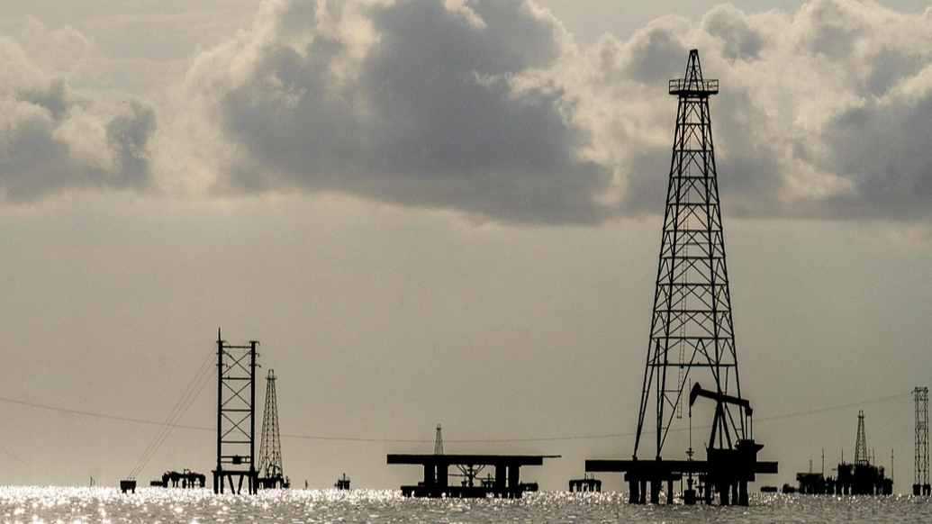 强掳马杜罗后的一个月里，美国如何步步攫取委内瑞拉石油利益