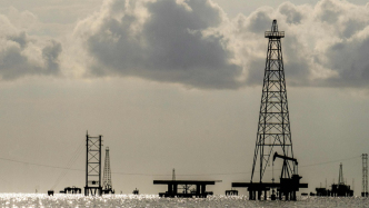 强掳马杜罗后的一个月里，美国如何步步攫取委内瑞拉石油利益