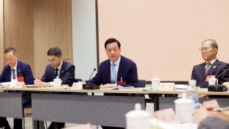增强发展信心、汇聚各界合力，胡文容参加政协分组讨论