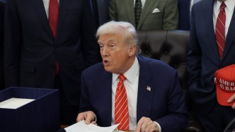 特朗普面對愛潑斯坦案追問怒斥CNN記者：你連微笑都沒有，難怪你們沒人看