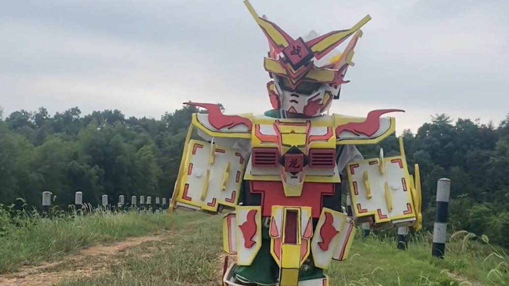 爸爸耗時(shí)三個(gè)月用泡沫造“鎧甲”，讓兒子的勇士夢照進(jìn)現(xiàn)實(shí)