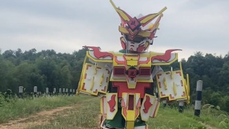 爸爸耗時(shí)三個(gè)月用泡沫造“鎧甲”，讓兒子的勇士夢(mèng)照進(jìn)現(xiàn)實(shí)