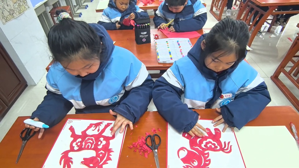 “寫”春字、“畫”駿馬，濰坊小學生體驗非遺剪紙迎新春