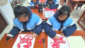 “寫”春字、“畫”駿馬，濰坊小學生體驗非遺剪紙迎新春