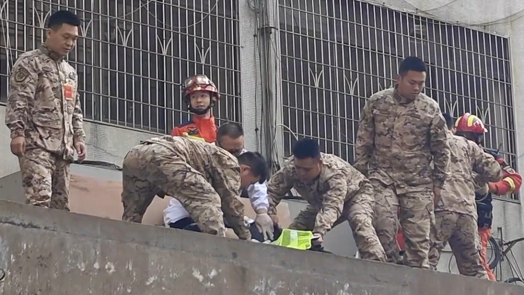 工人不慎从高空坠楼，武警官兵携带医疗器材紧急救援