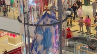 商场“飞伞”卡停男童倒悬半空，消防员“神兵天降”化险为夷