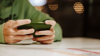 社媒禁令再“擴(kuò)軍”：希臘也將禁止15歲以下未成年人使用社交媒體