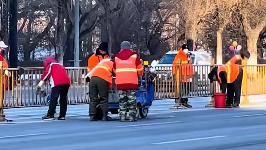 市民心疼環(huán)衛(wèi)工寒天擦護(hù)欄，住建局：趁天氣轉(zhuǎn)暖擦凈迎新春