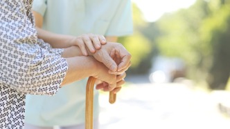 两会之声｜护理员缺口大挑战也大，委员建言完善保障与培训体系