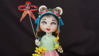 让节气知识可视可触！面塑非遗传承人创作“立春娃娃”，手拿迎春花和风筝栩栩如生