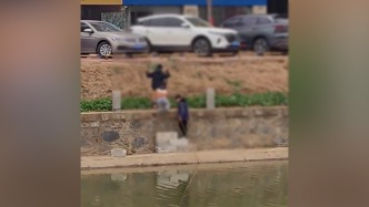 “再不上去就錄下來發(fā)你們班主任！”女子大吼勸三名兒童遠(yuǎn)離水渠