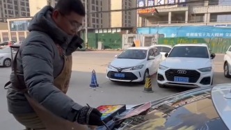 美術老師用畫筆免費為車主車窗繪駿馬：通過自己專業(yè)給大家送祝福