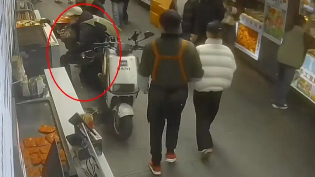 外賣小哥吃糕點被噎住，商戶老板用海姆立克法急救