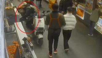 外賣小哥吃糕點(diǎn)被噎住，商戶老板用海姆立克法急救