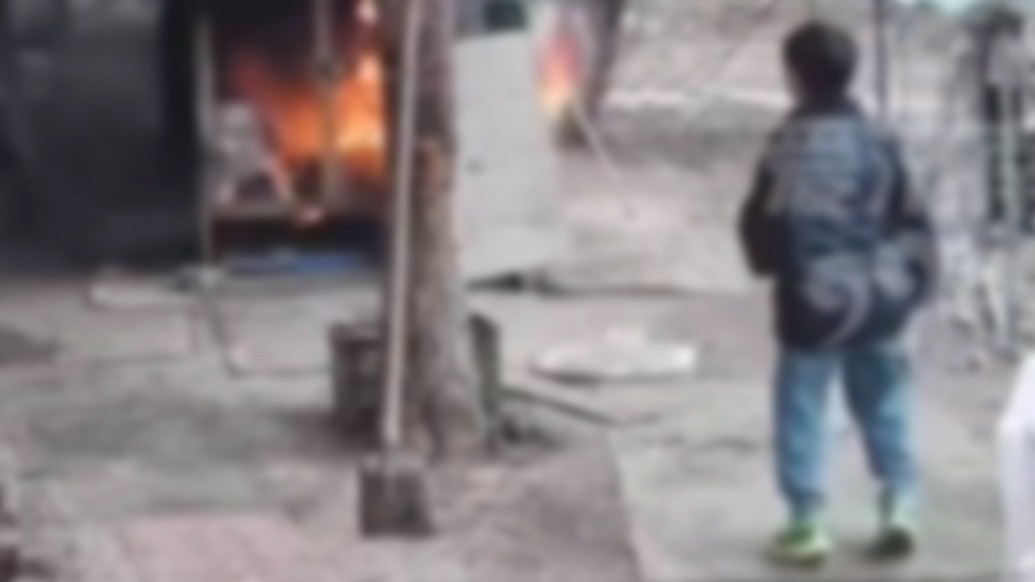 “萨摩耶被烧死”主人称已与对方达成和解，此前白衣男孩家长出镜道歉