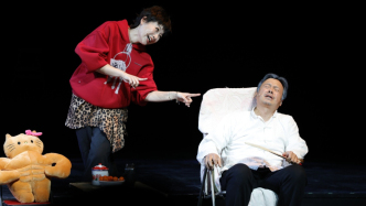 一熬八年，國(guó)話這碗《豆汁兒》滾沸滿臺(tái)京味兒