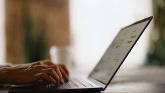 委員建議上?？陕氏攘⒁?guī)，破解遠(yuǎn)程辦公工傷、加班認(rèn)定難題