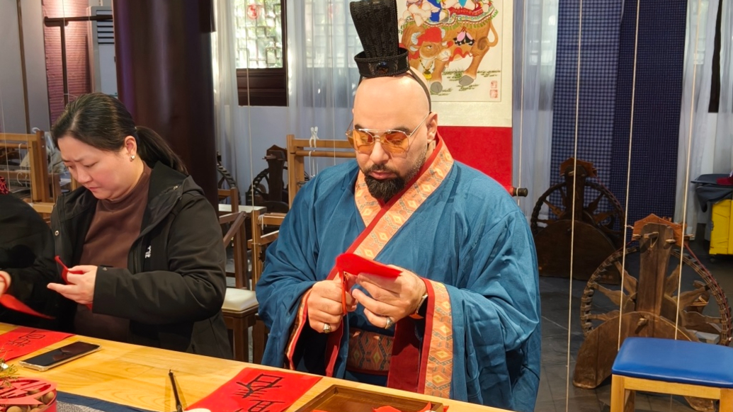 走进中国年丨在黄道婆纪念公园，留学生着汉服体验立春习俗